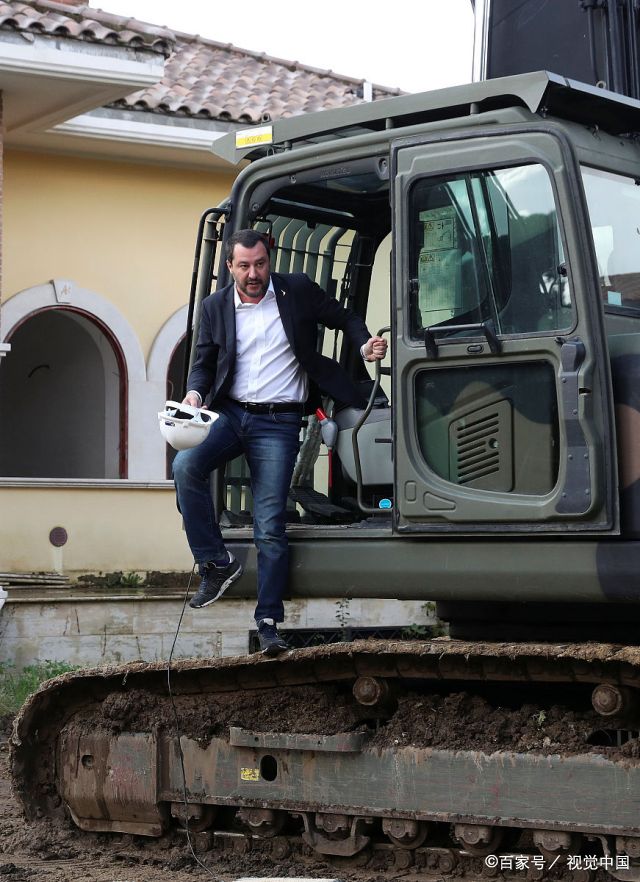 绝对重拳!意大利副总理驾驶挖掘机拆除违章别墅